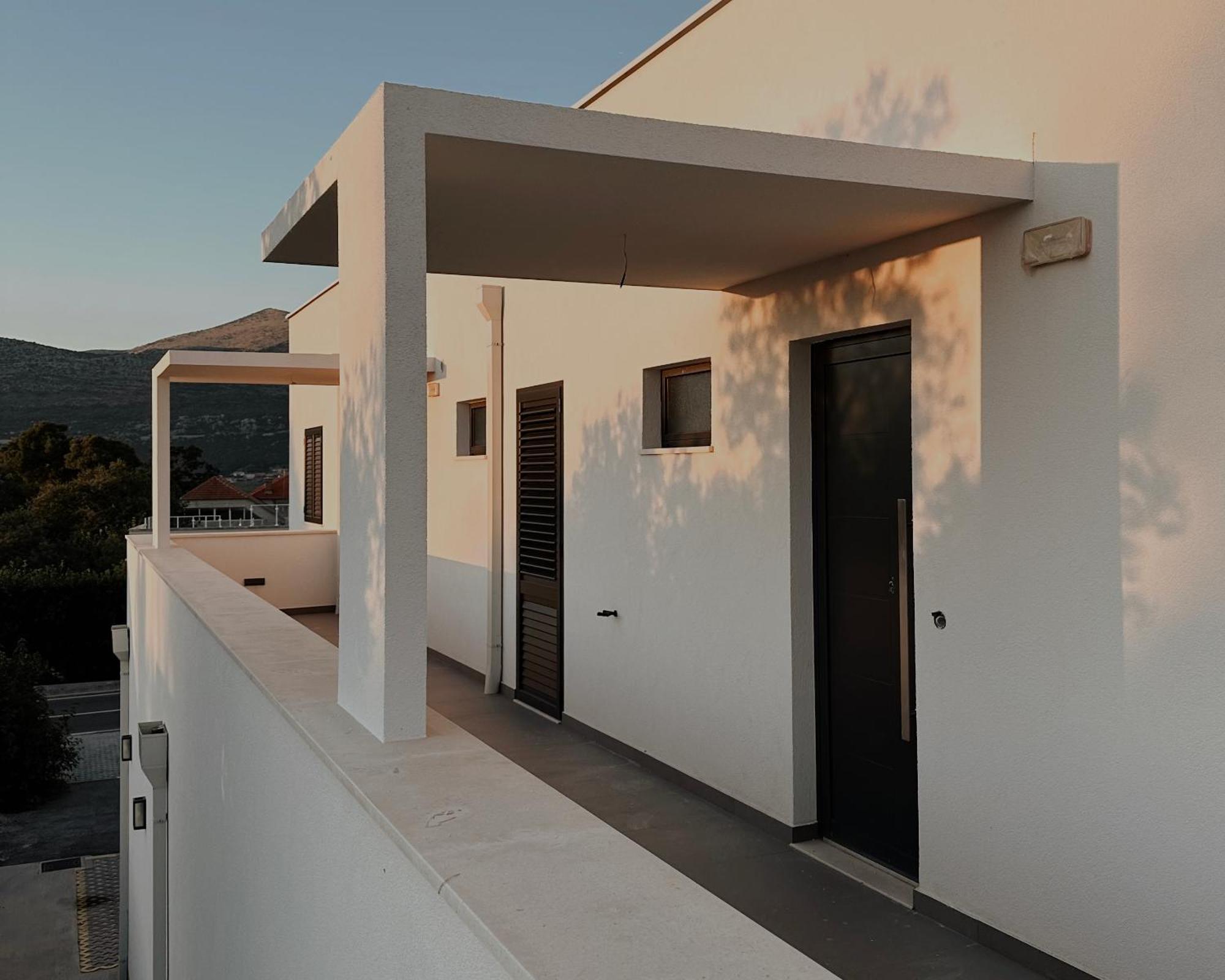 Dawn & Dusk - Modern Two Bedroom Apartment With Mountain Views Čilipi Exterior foto